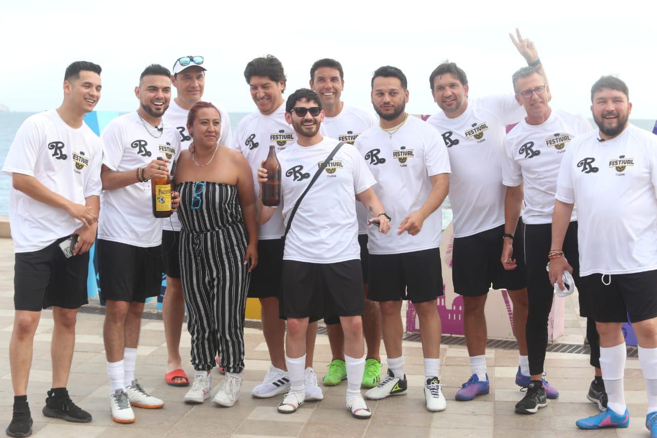 $!Ex futbolistas profesionales y músicos de El Recodo graban en el Malecón de Mazatlán