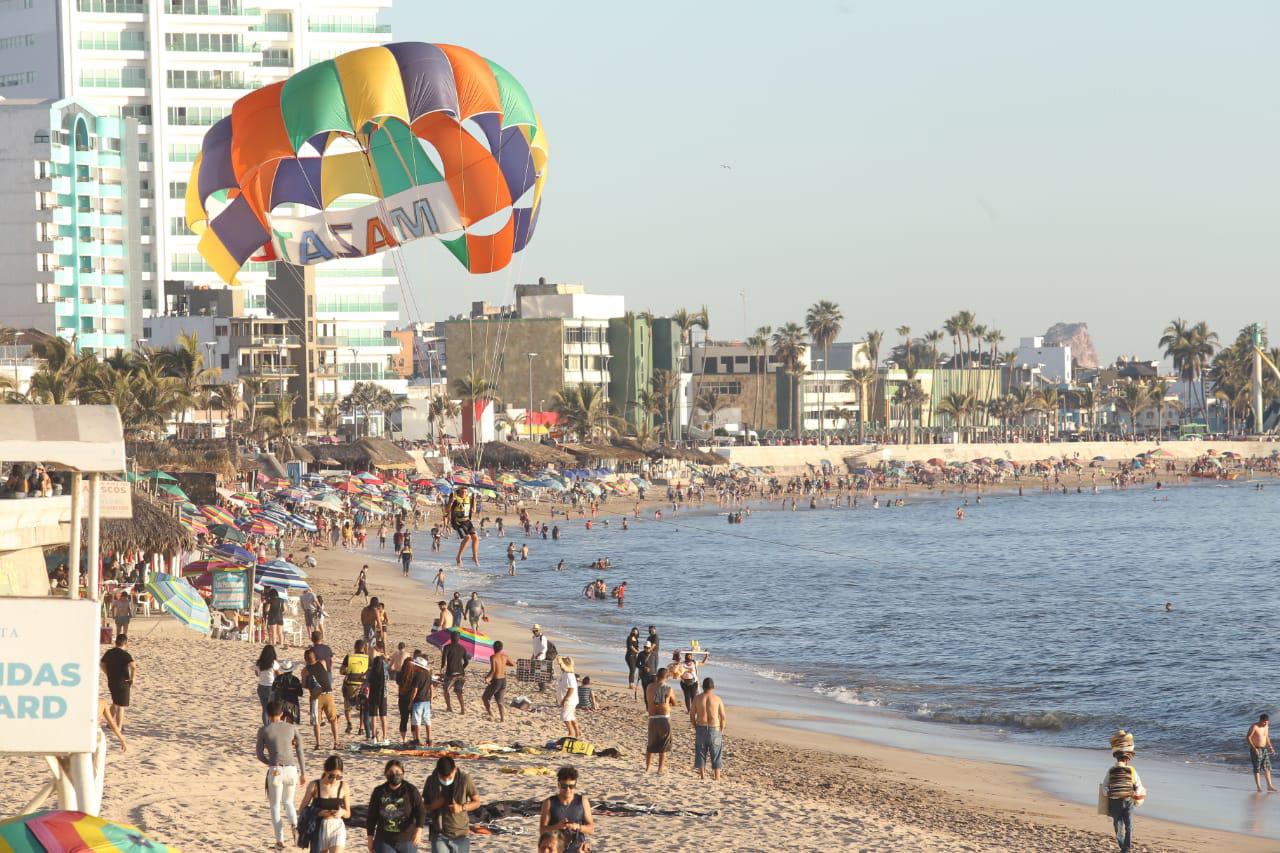 $!Acuden más de 10 mil bañistas a las playas de Mazatlán entre el sábado y domingo