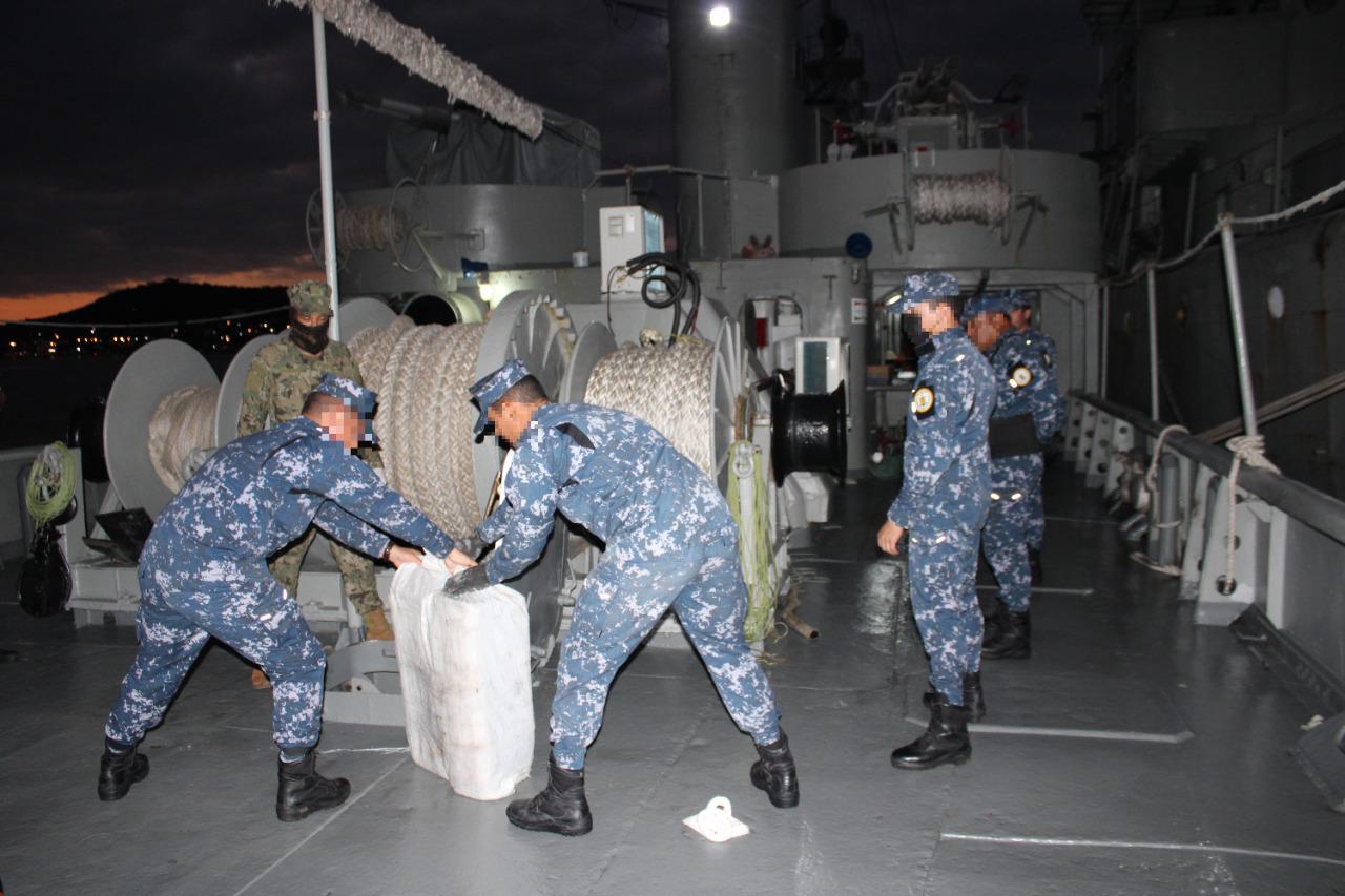 $!Precisa Secretaría de Marina el operativo y decomiso de droga en altamar en proximidades a las costas de Mazatlán