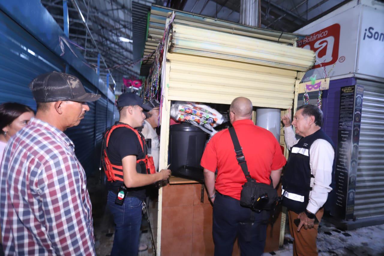 $!Corto circuito en Mercado Pino Suárez moviliza a bomberos en Mazatlán