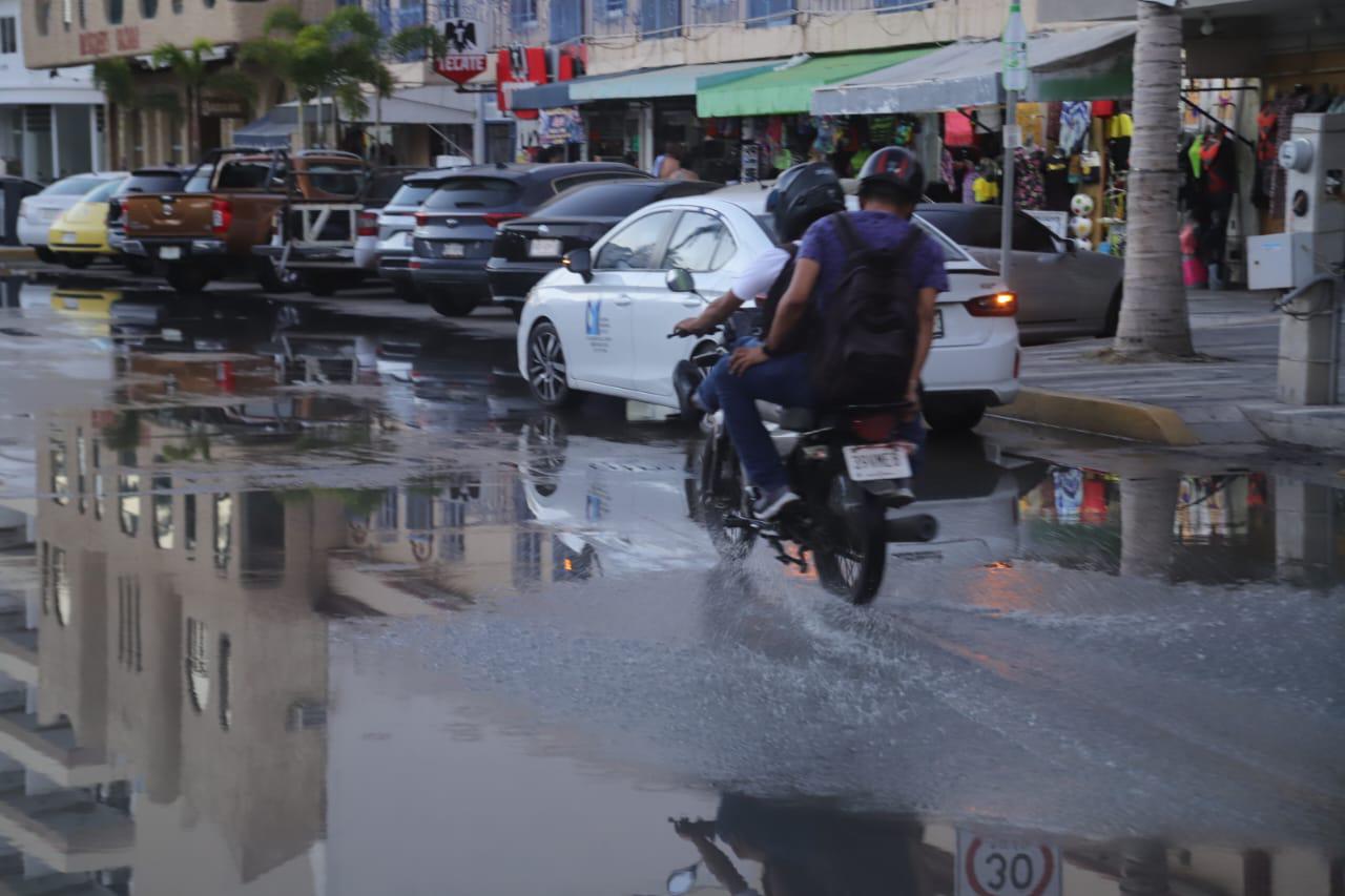 $!Turistas del puente revolucionario se topan con aguas negras en la Zona Dorada de Mazatlán