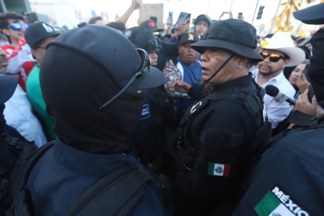 $!Tras ocho horas de protesta, músicos mantienen plantón en el malecón