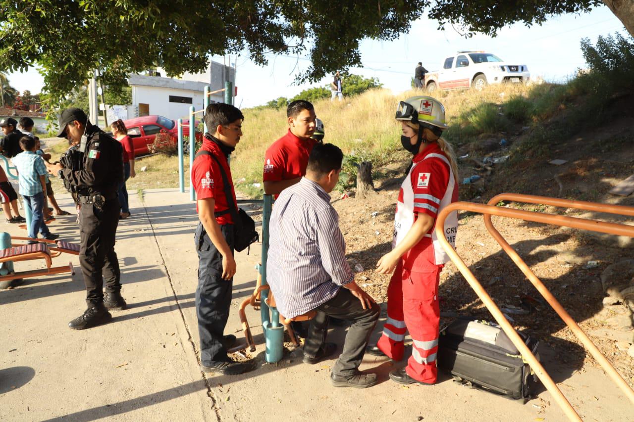 $!Camión choca con camioneta en La Sirena, en Mazatlán