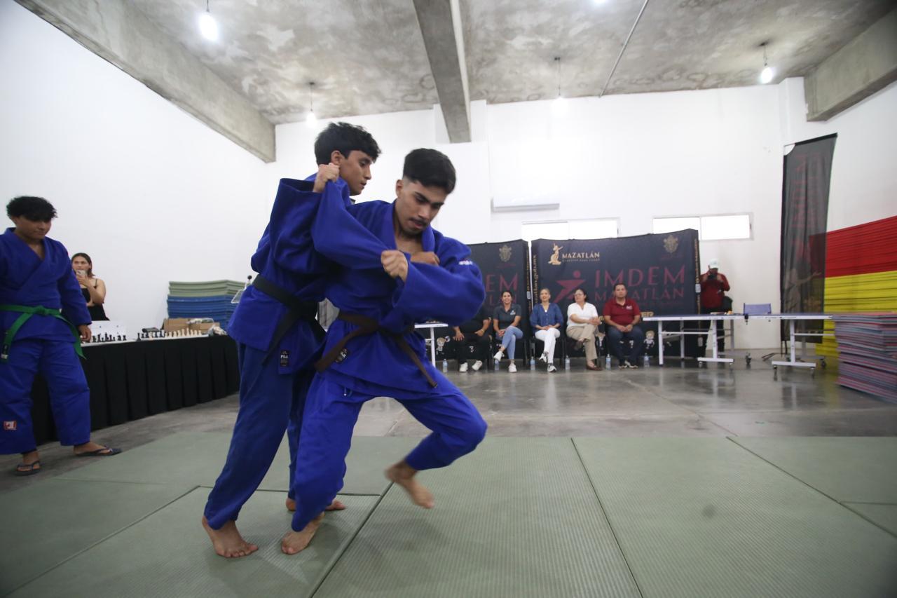 $!Entregan material deportivo en apoyo a más de 400 atletas mazatlecos