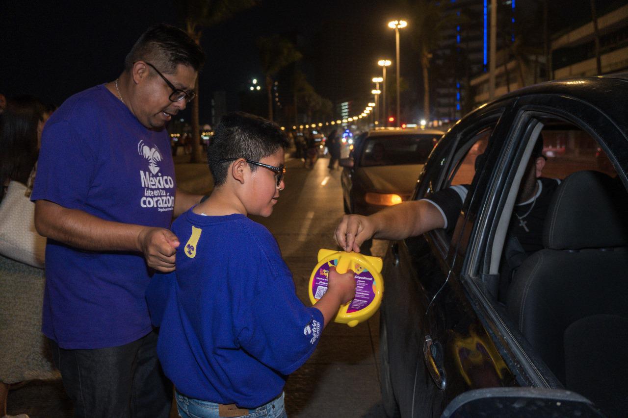 $!Mateo García junto a su papá Ulises García, estuvieron muy activos al pedir el apoyo a los automovilistas.