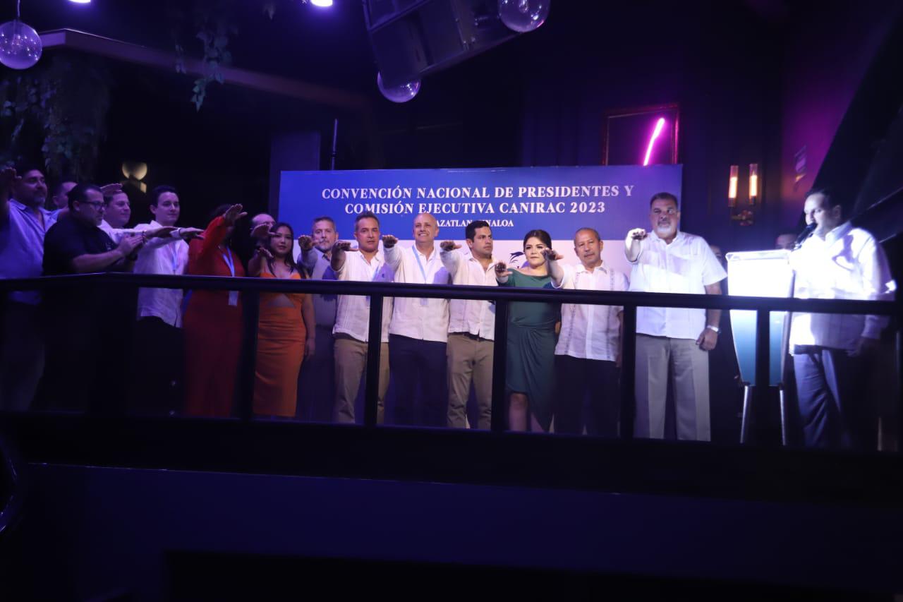 $!Érick Mandujano rinde protesta como Presidente de Canirac Mazatlán