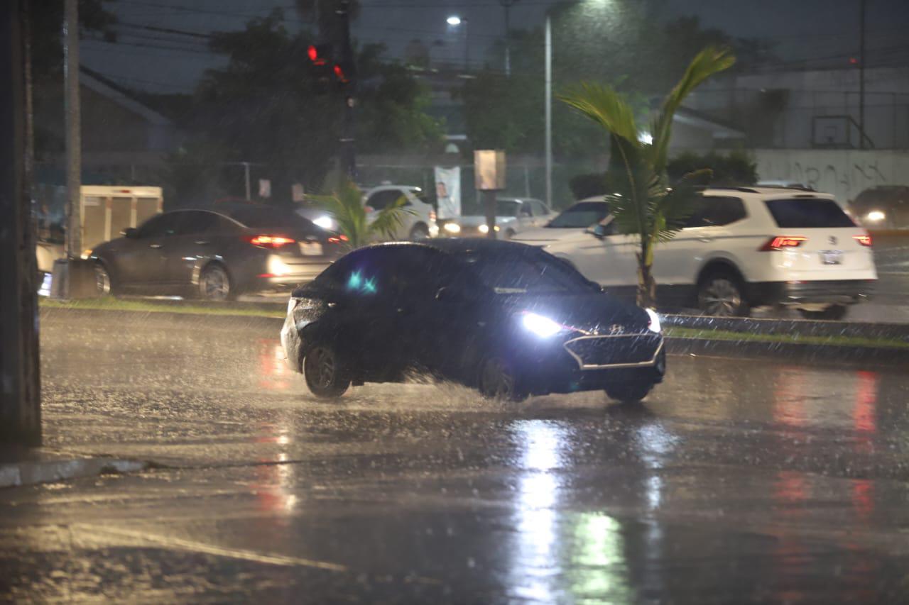 $!Cae fuerte lluvia acompañada de ráfagas de viento en Mazatlán