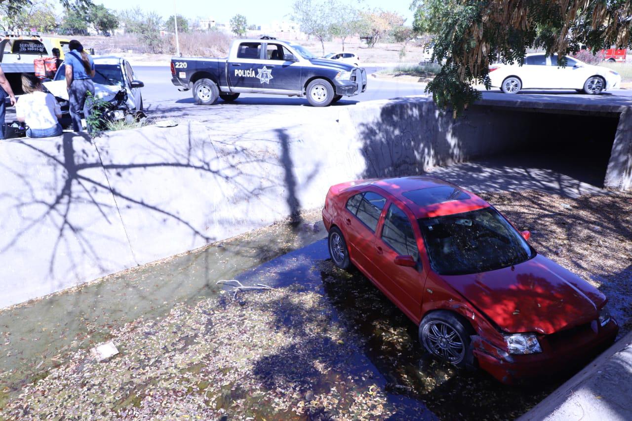 $!Dos vehículos chocan en Valle Dorado; uno termina en el canal