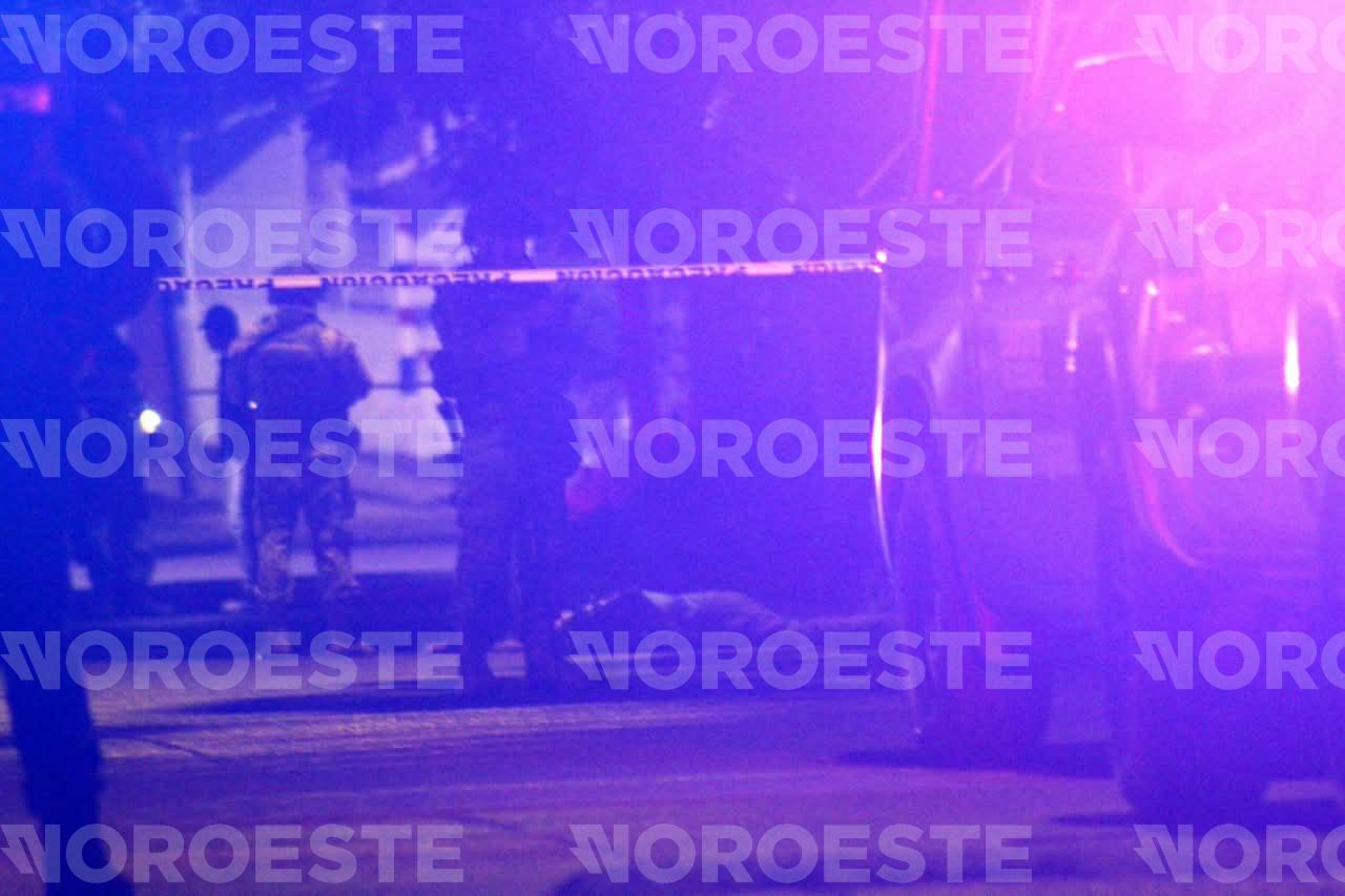 $!Asesinan a un hombre y le dejan cartulina en la colonia 5 de Mayo, en Culiacán