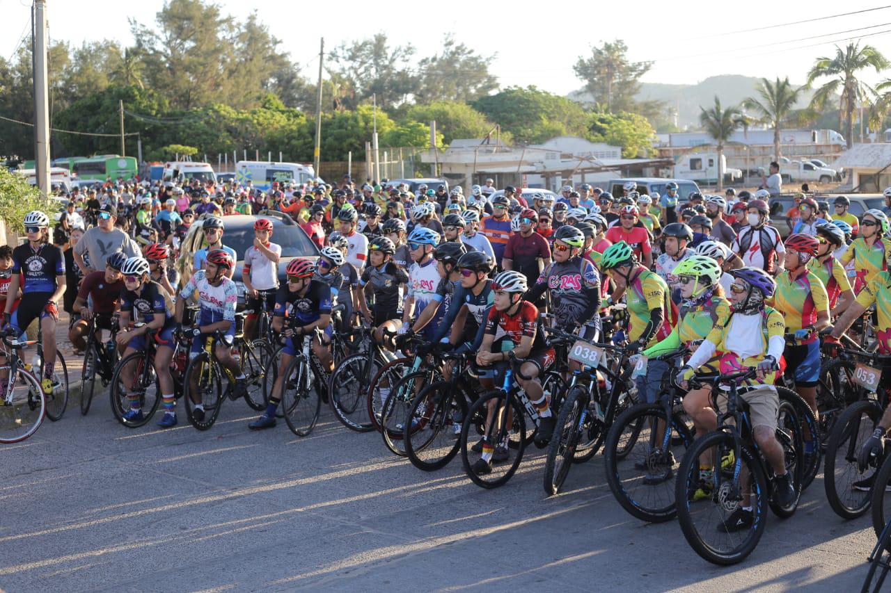 $!Gran Fondo de Ciclismo Mazatlán 2021 da banderazo de salida al reto con 350 pedalistas