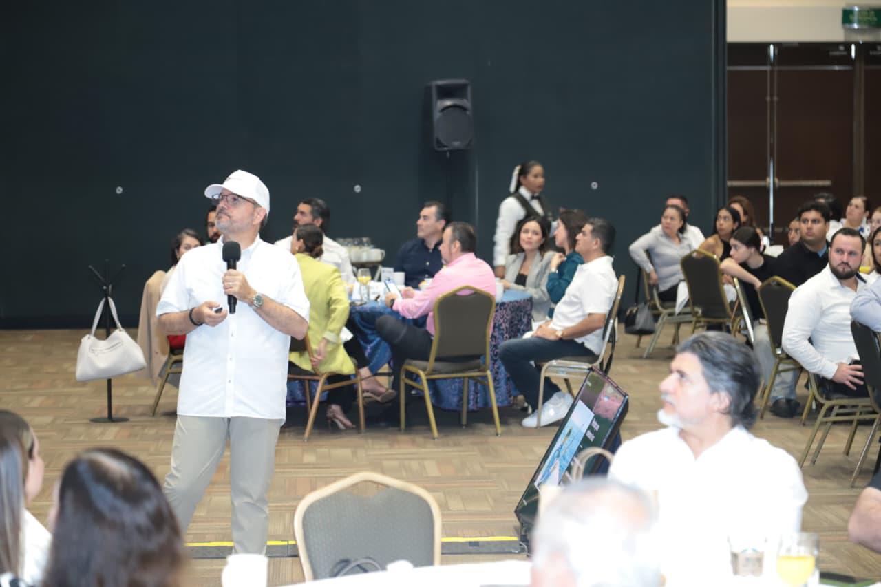 $!‘Sí se puede emprender y ser exitoso’: CEO de Maja ante empresarios de Mazatlán