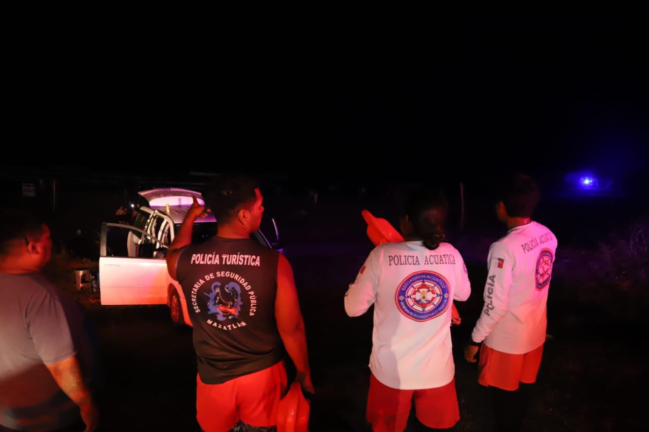 $!Rescatan a nueve personas tras hundimiento de yate en la bocana de la Marina Mazatlán