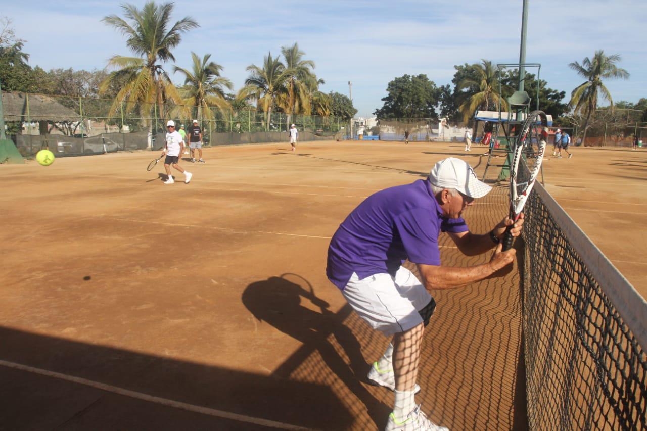 $!Gaxiola y Sosa logran difícil triunfo en el Torneo de Tenis Amigos de Sergio López 70 Años y Más 2022