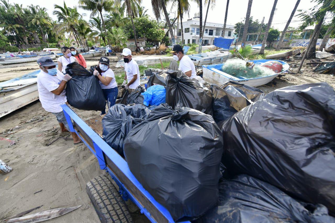$!Limpian playa de la Isla de la Piedra, ante arribo de crucero a Mazatlán este miércoles