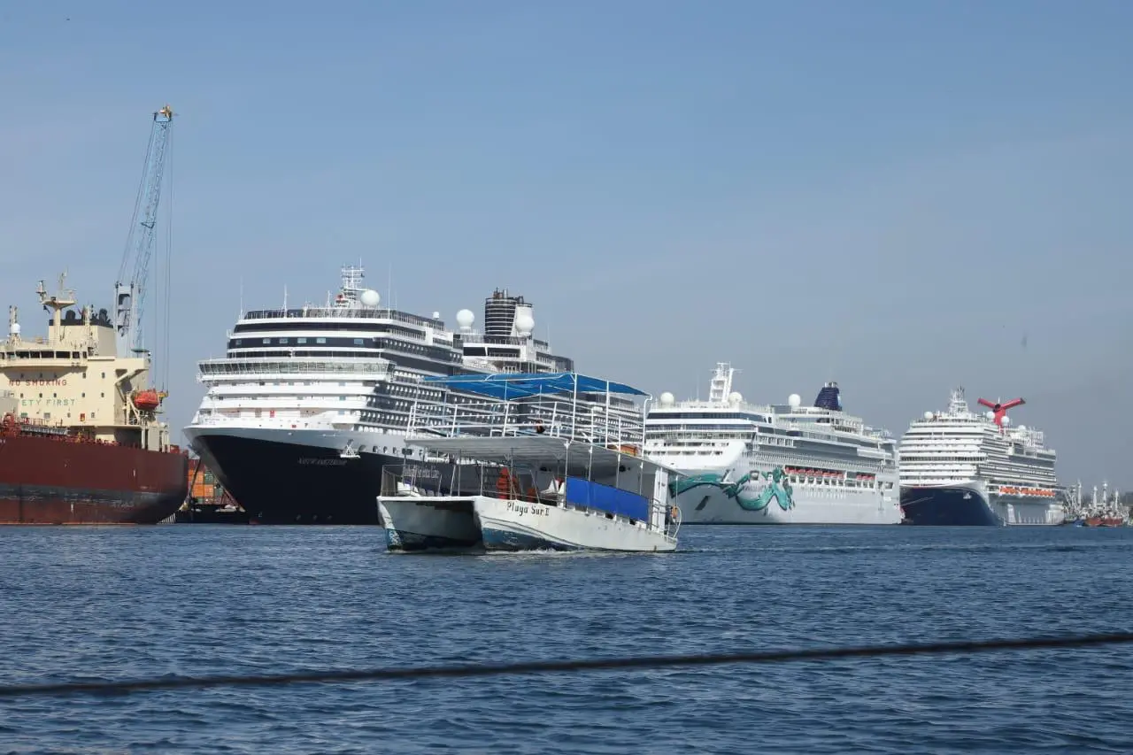 $!Coinciden en Mazatlán tres cruceros turísticos