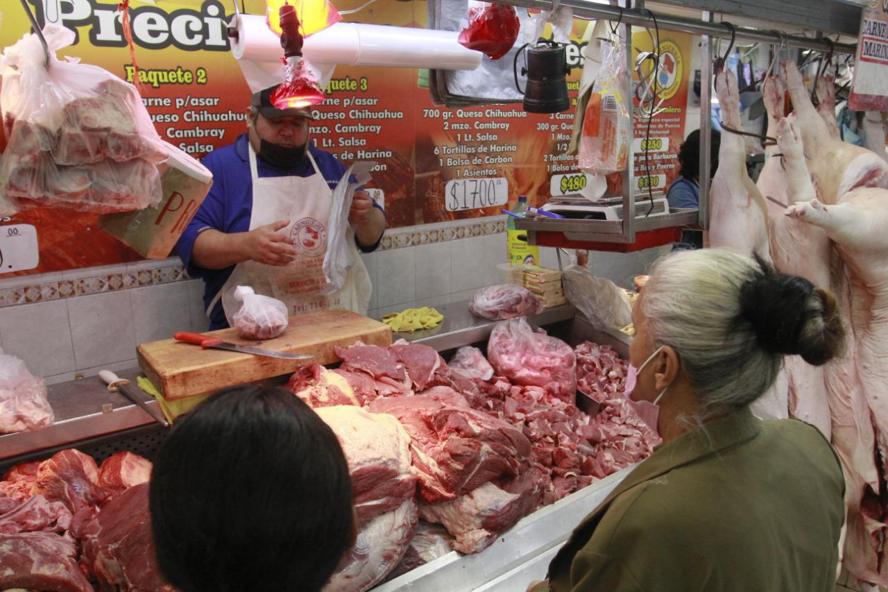 $!Abarrotan el Mercado Garmendia de Culiacán en busca de los insumos para la cena de fin de año