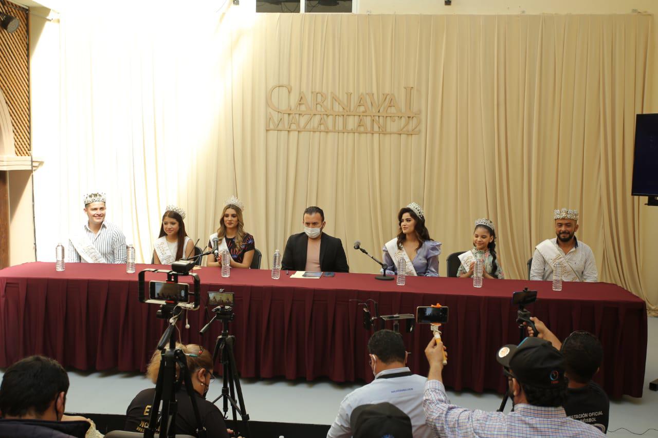 $!El director del Instituto Municipal de Cultura, Turismo y Arte de Mazatlán, José Ángel Tostado Quevedo, acompañado de los Reyes del Carnaval 2020.