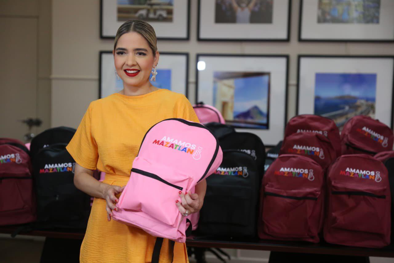 $!Entrega DIF Municipal 1,300 mochilas a niñas y niños mazatlecos de primaria