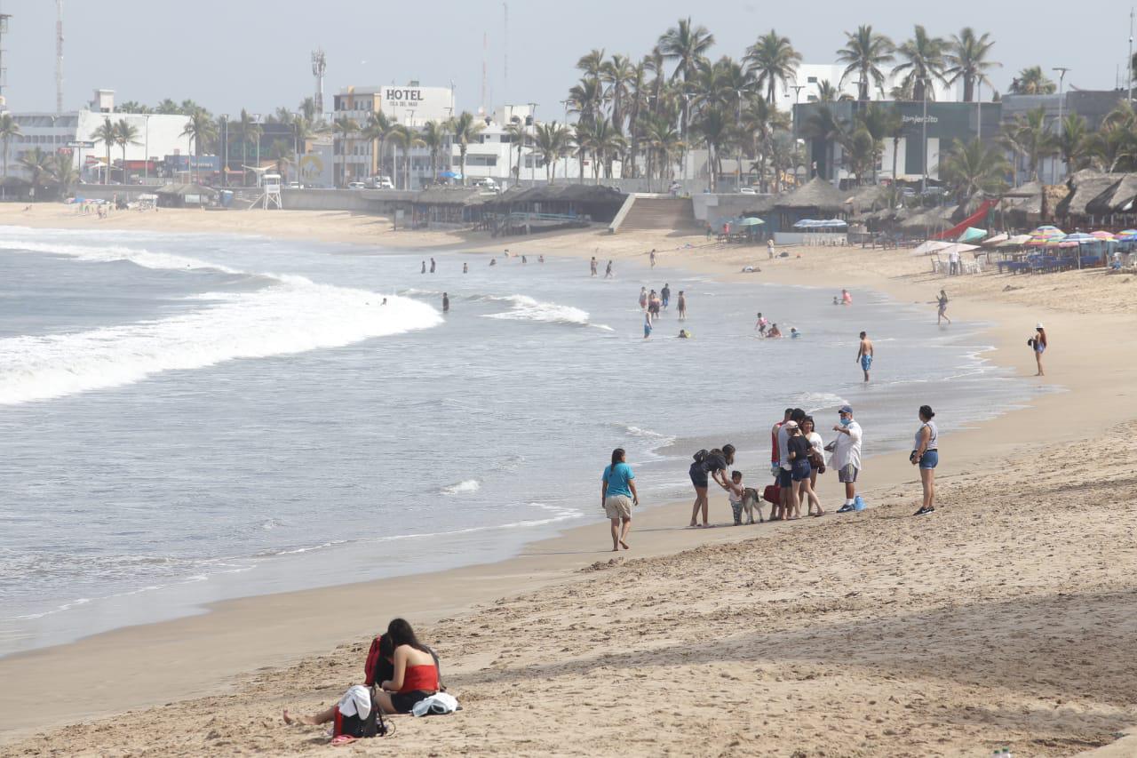 $!En Mazatlán, el calor lleva a la playa a turistas y porteños