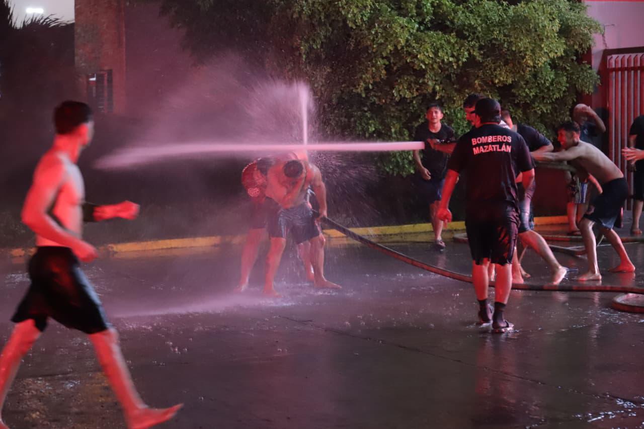 $!Con el tradicional bautizo Bomberos de Mazatlán conmemoran su día