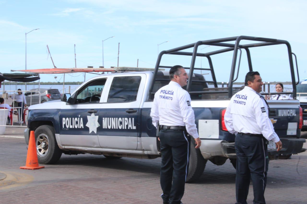 $!Ser parte de la historia: turistas y locales presencian el eclipse desde el Malecón de Altata