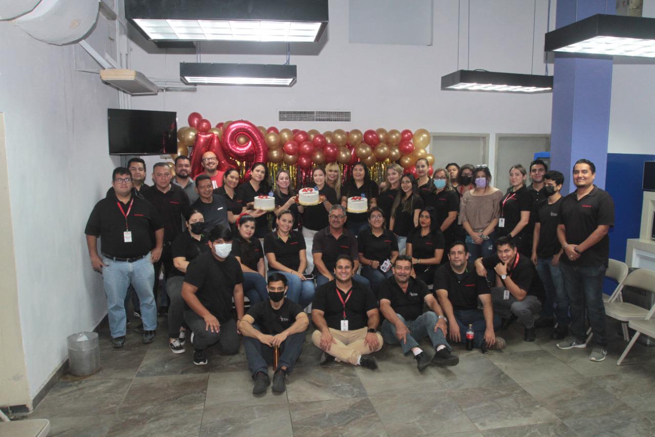 $!Colaboradores de Noroeste Mazatlán celebran en una grata convivencia.