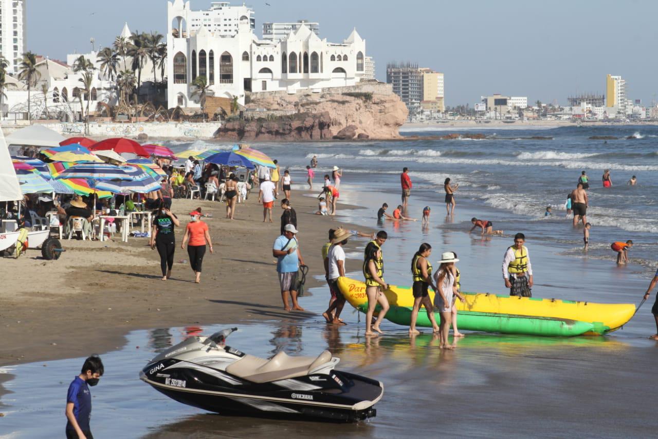 $!Disfrutan centenares de personas las playas de Mazatlán este lunes de Semana de Pascua