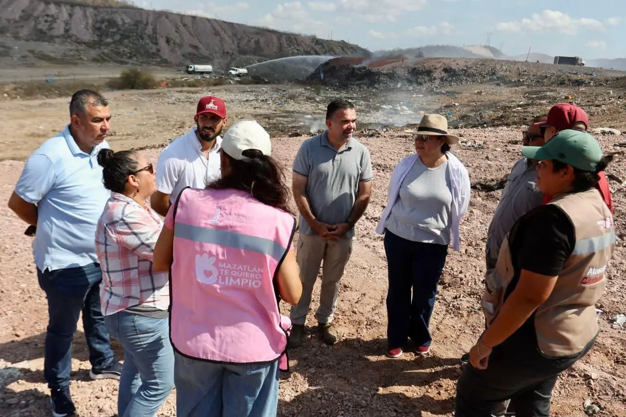 $!Está al 95% el control de incendio del basurón; aún sale humo que afecta a Mazatlán