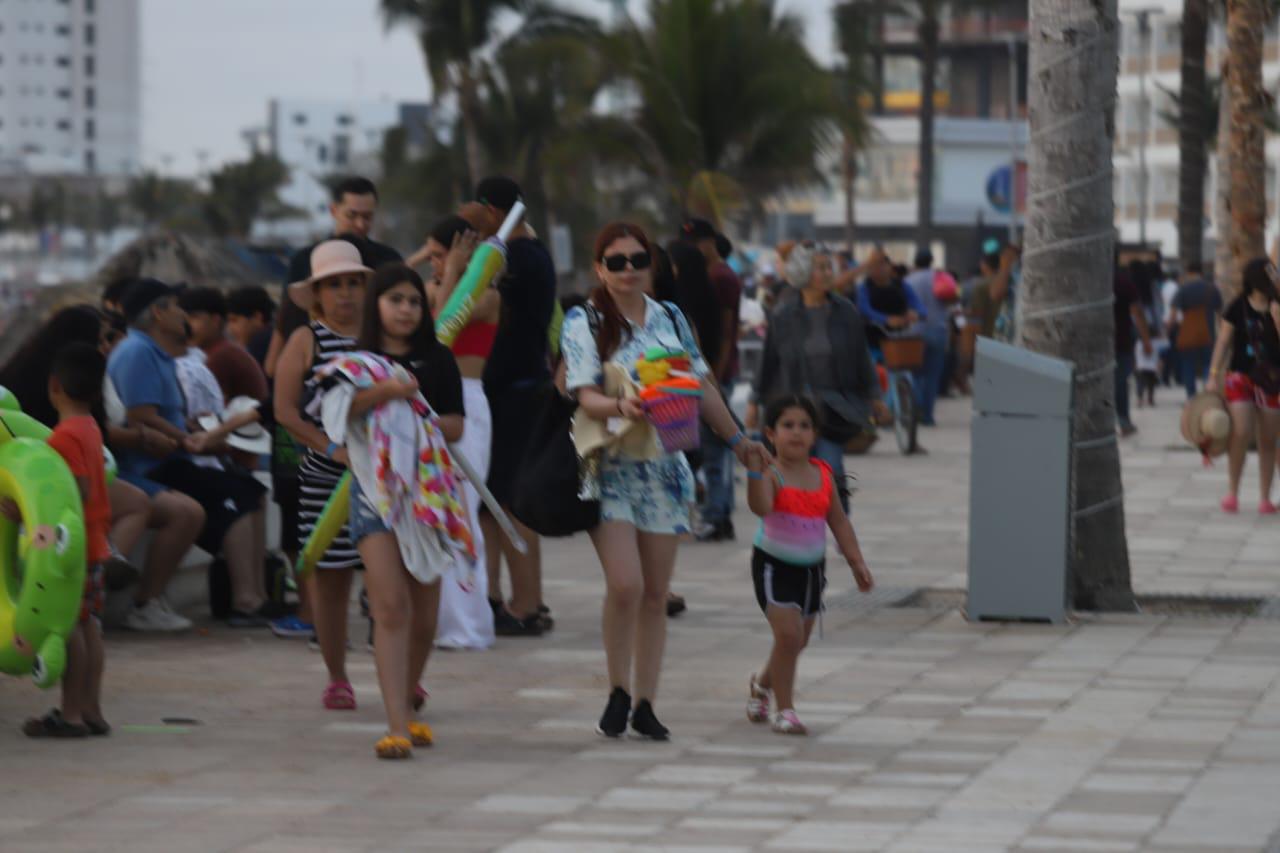 $!En un esfuerzo coordinado, salvavidas marcan la hora para salir del agua del mar en Mazatlán