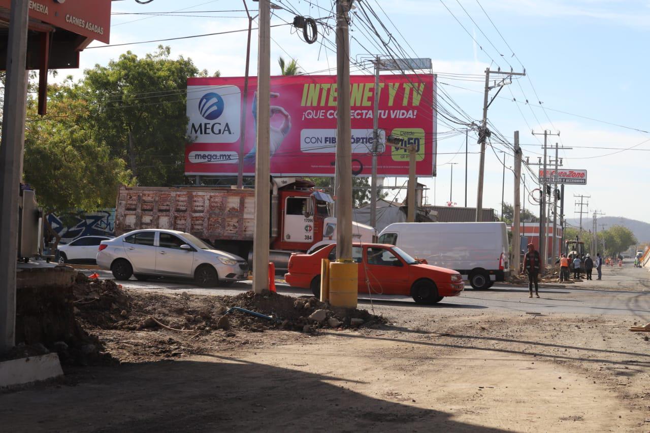 $!A 10 días de su apertura, laterales del puente del Libramiento Colosio siguen sin concluir