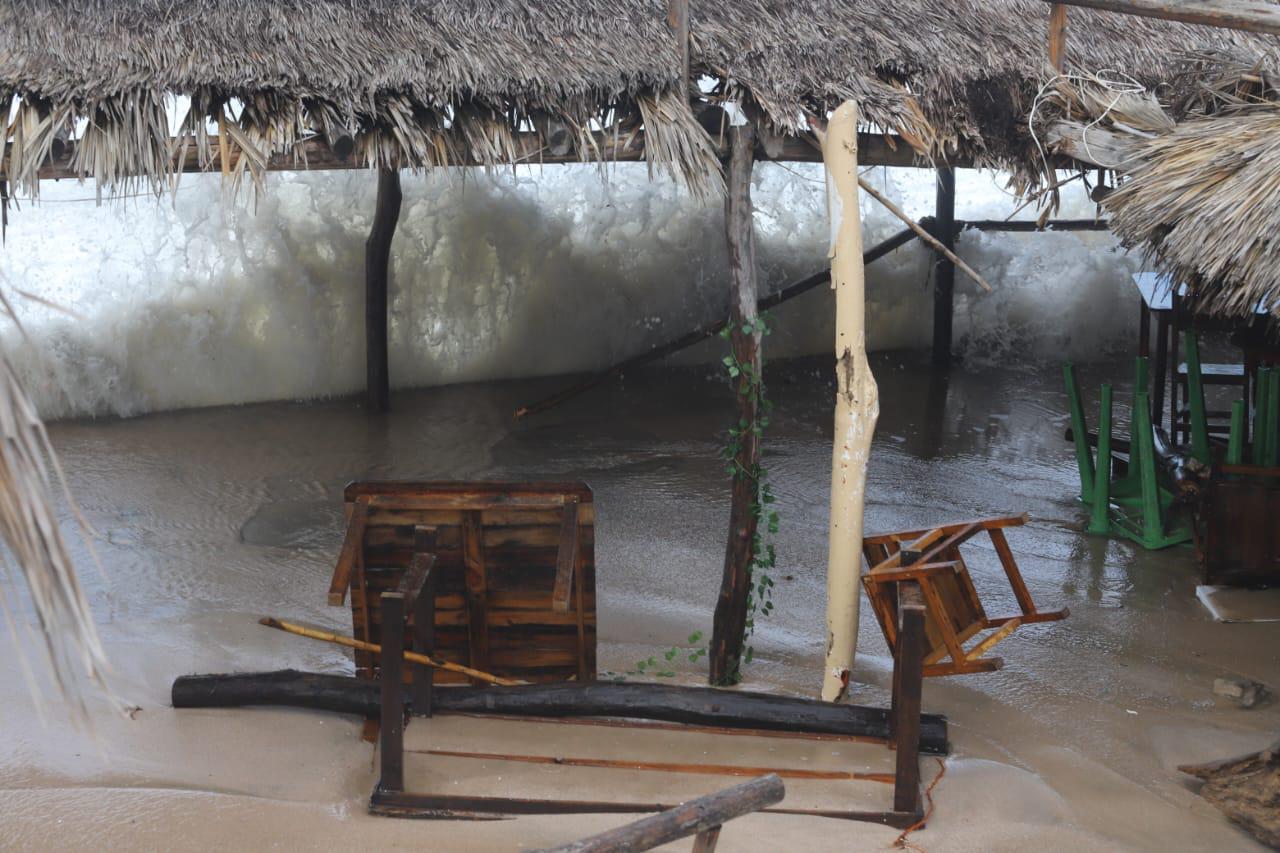 $!Azota fuerte oleaje la franja costera de Mazatlán tras el paso del huracán Priscilla