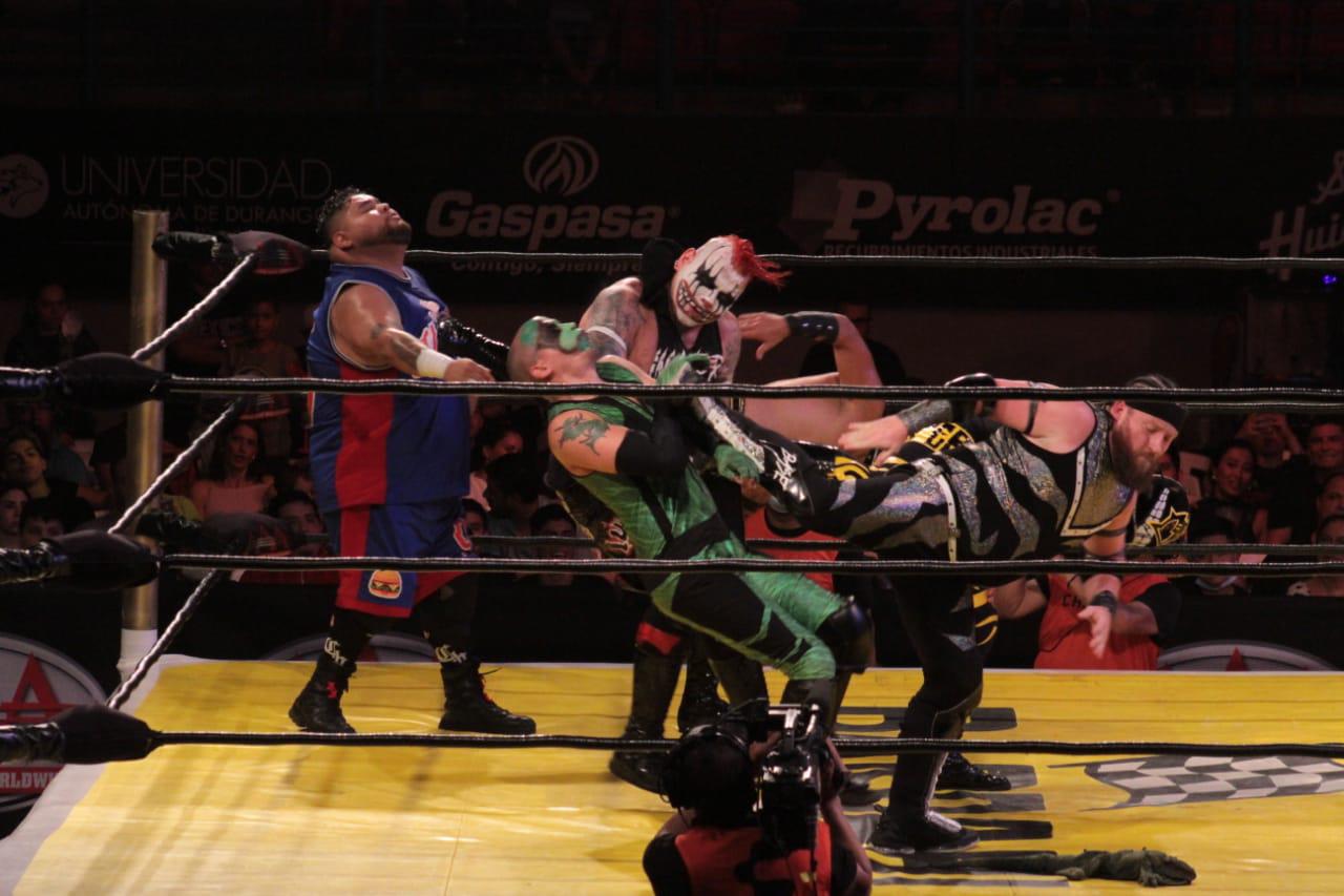 $!Pentagón Jr. e Hijo del Vikingo salen airosos en la Gira de Aniversario de la AAA en Mazatlán