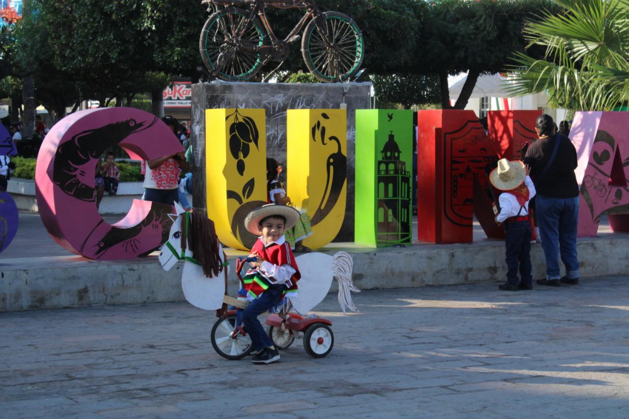 $!Pequeños héroes de la Revolución y adelitas desfilan por las calles de Escuinapa