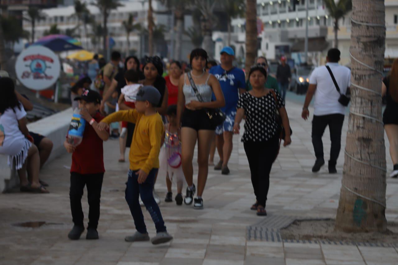 $!En un esfuerzo coordinado, salvavidas marcan la hora para salir del agua del mar en Mazatlán
