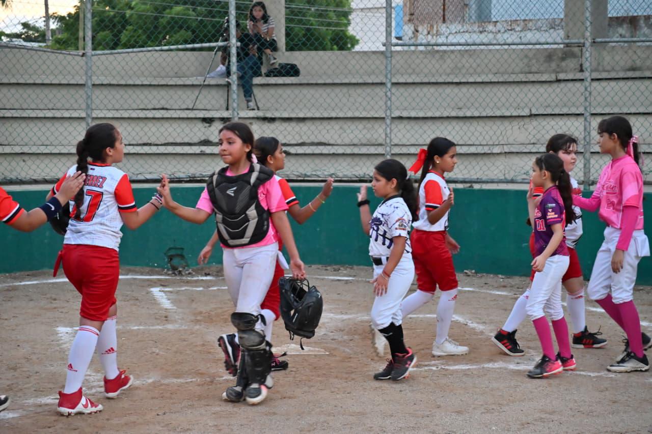 $!Muestran poder ofensivo en el arranque de la Liga Imdem de Softbol