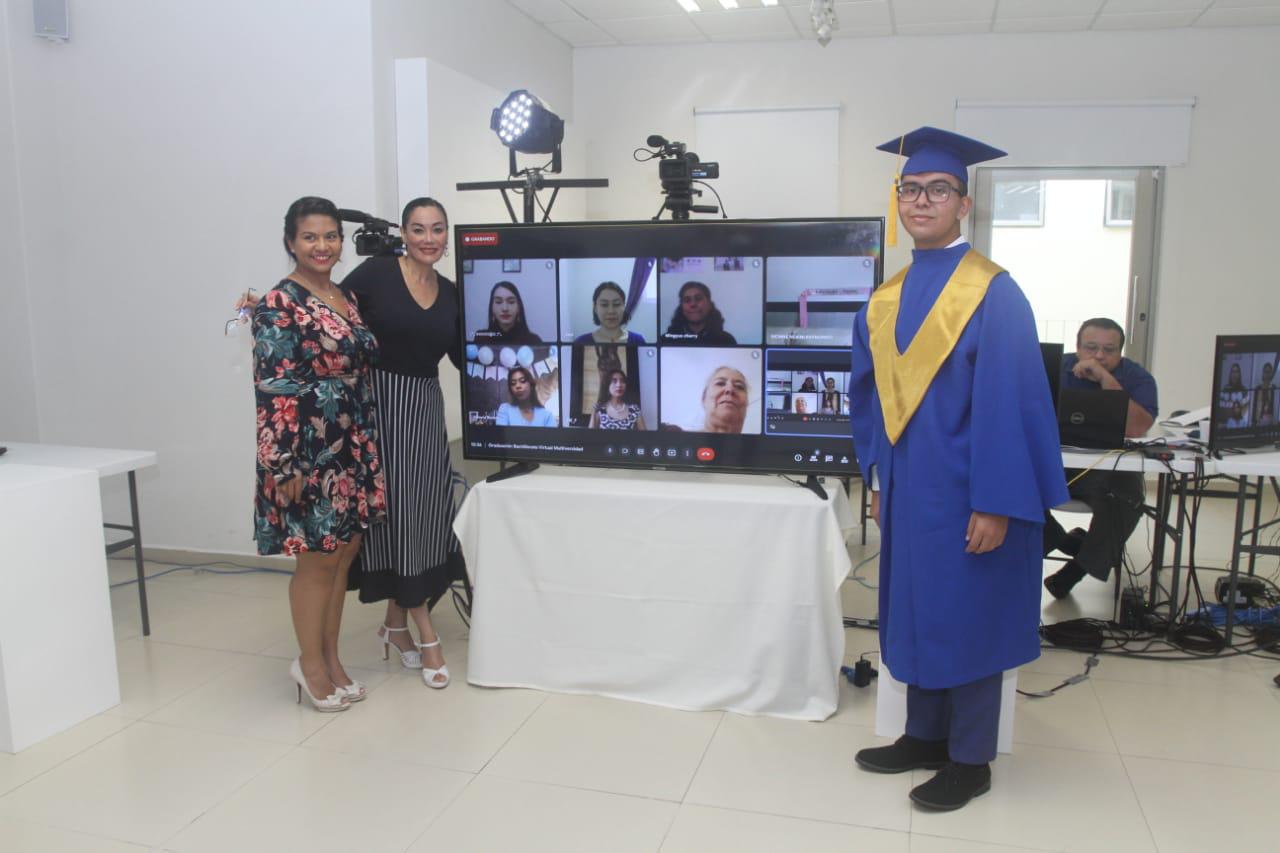 $!Mercedes González, Olga Margarita Aroch y Raúl Eduardo Alcaraz junto a los graduados en línea.