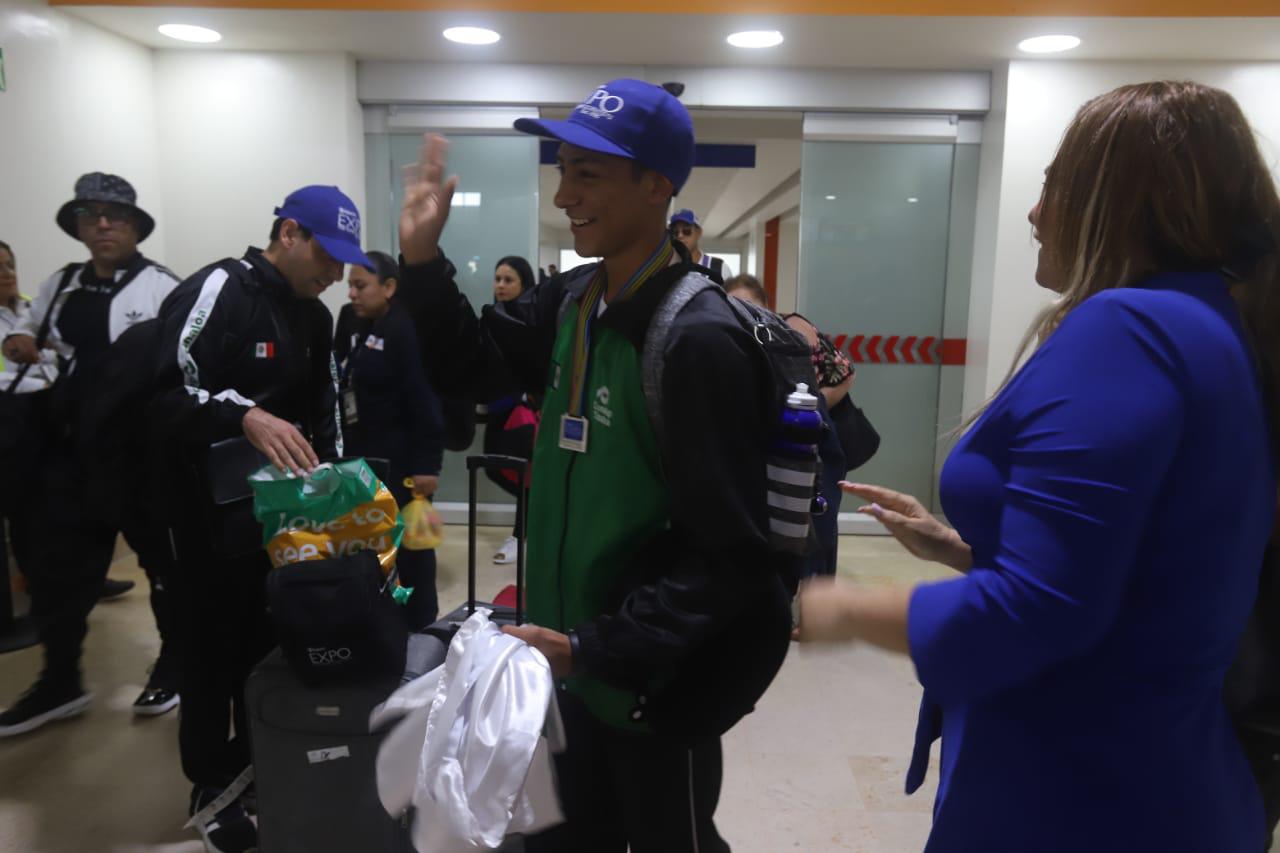 $!Arriban a Mazatlán estudiantes ganadores de la medalla de plata en Sudáfrica