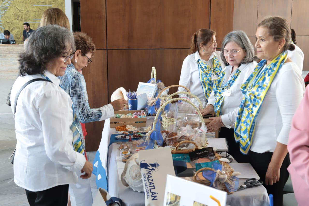 $!A su llegada, las asistentes adquieren, en uno de los stands, algunos dulces típicos del puerto.