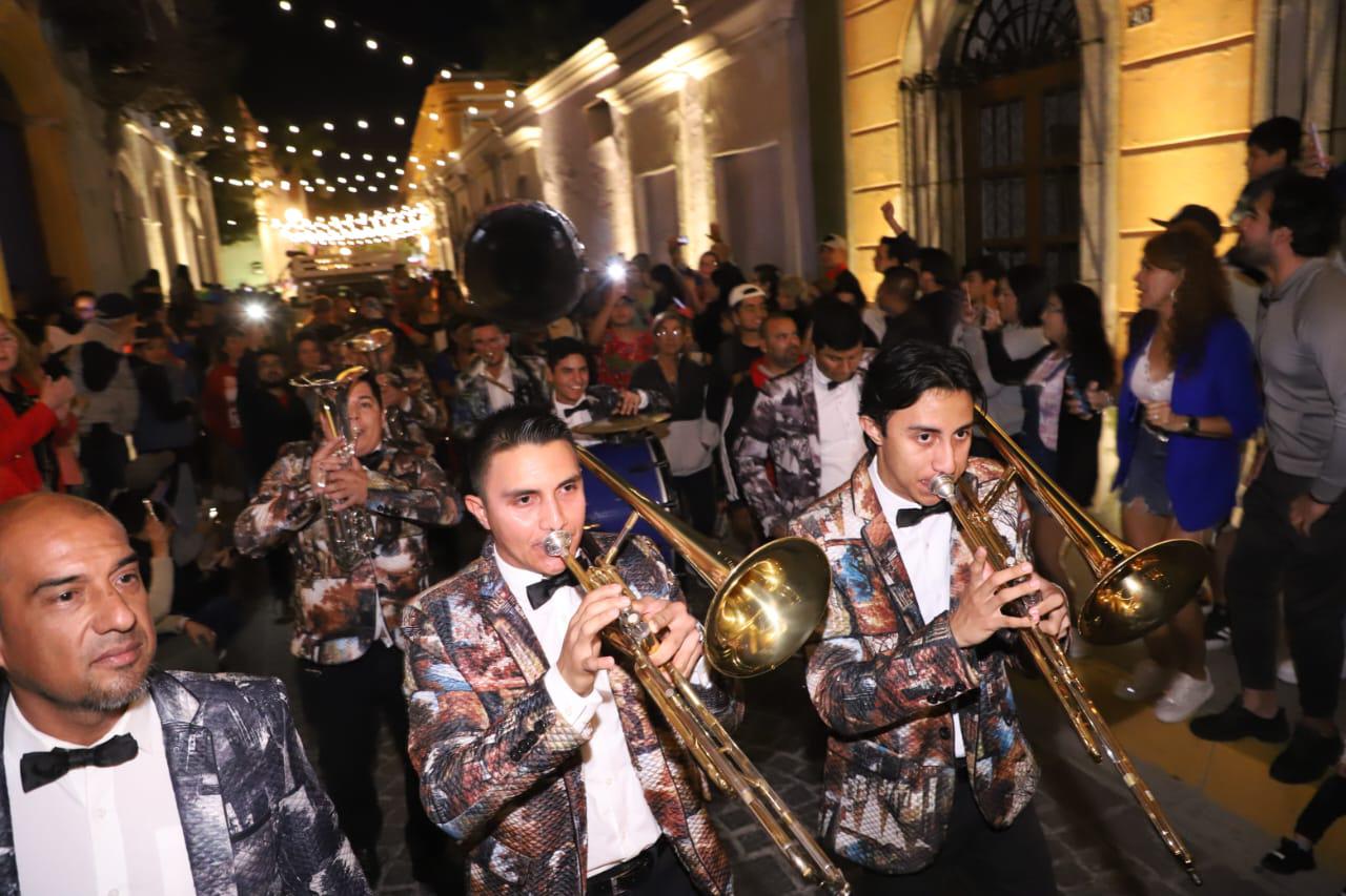 $!Disfrutan de la Callejoneada Eclipse 2024 en el Centro Histórico de Mazatlán