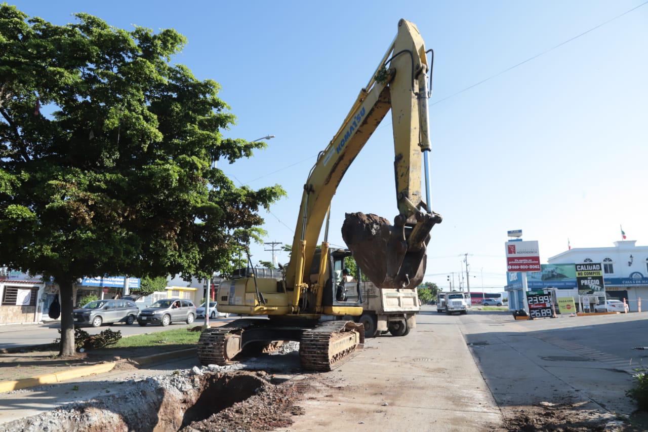 $!Piden vecinos que trabajos en el colector Jabalíes sean de noche para no obstruir tráfico