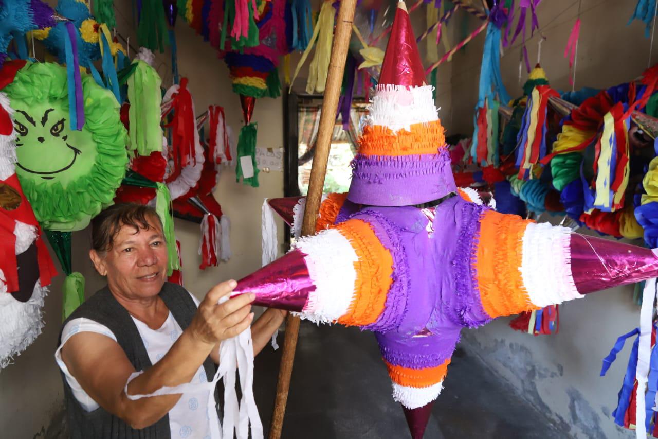 $!Desde 1976, María del Socorro mantiene viva la tradición de las piñatas en el centro de Mazatlán