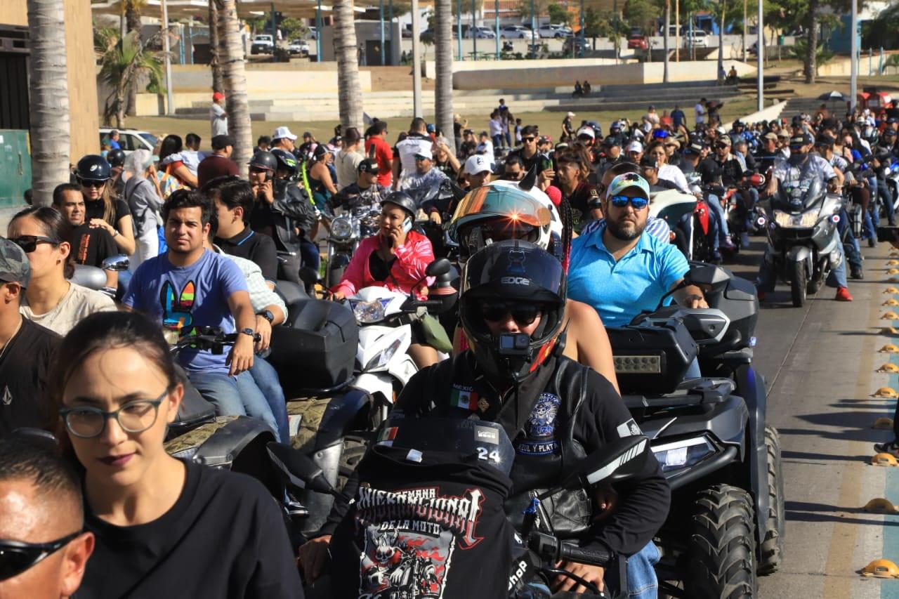 $!Rugen máquinas en el malecón en el desfile de la Semana de la Moto Mazatlán 2024