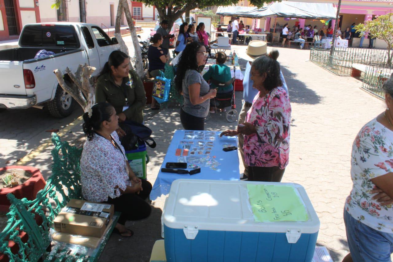 $!Vecinos apoyan muestra gastronómica tras cancelación de turistas en Chametla
