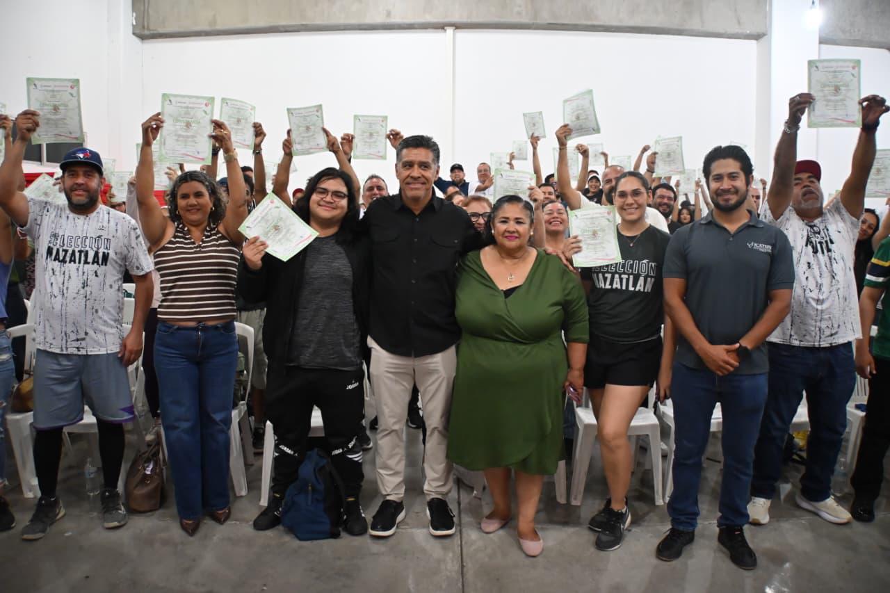 $!Entregan constancias a 72 entrenadores tras curso integral en Mazatlán