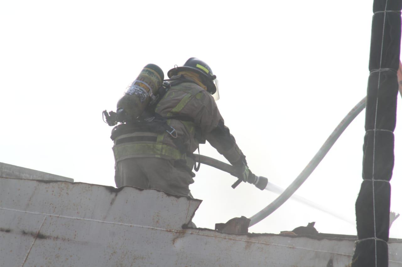 $!En astillero de Mazatlán arde ‘cascarón’ de barco cuando era desmantelado