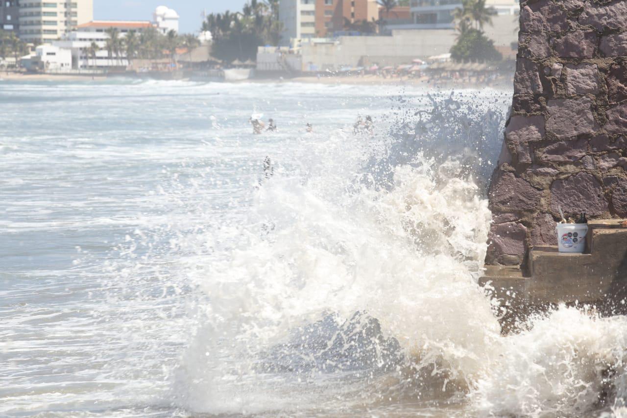 $!Colocan banderas amarillas en playas por aumento de oleaje; piden a bañistas no ir mar adentro
