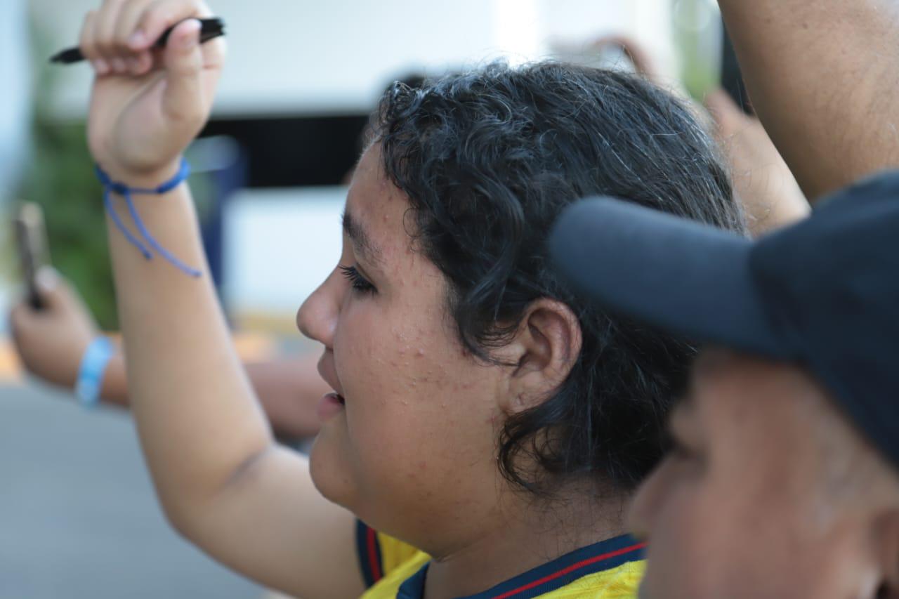 $!Decenas de aficionados reciben a Club América en su llegada a Mazatlán