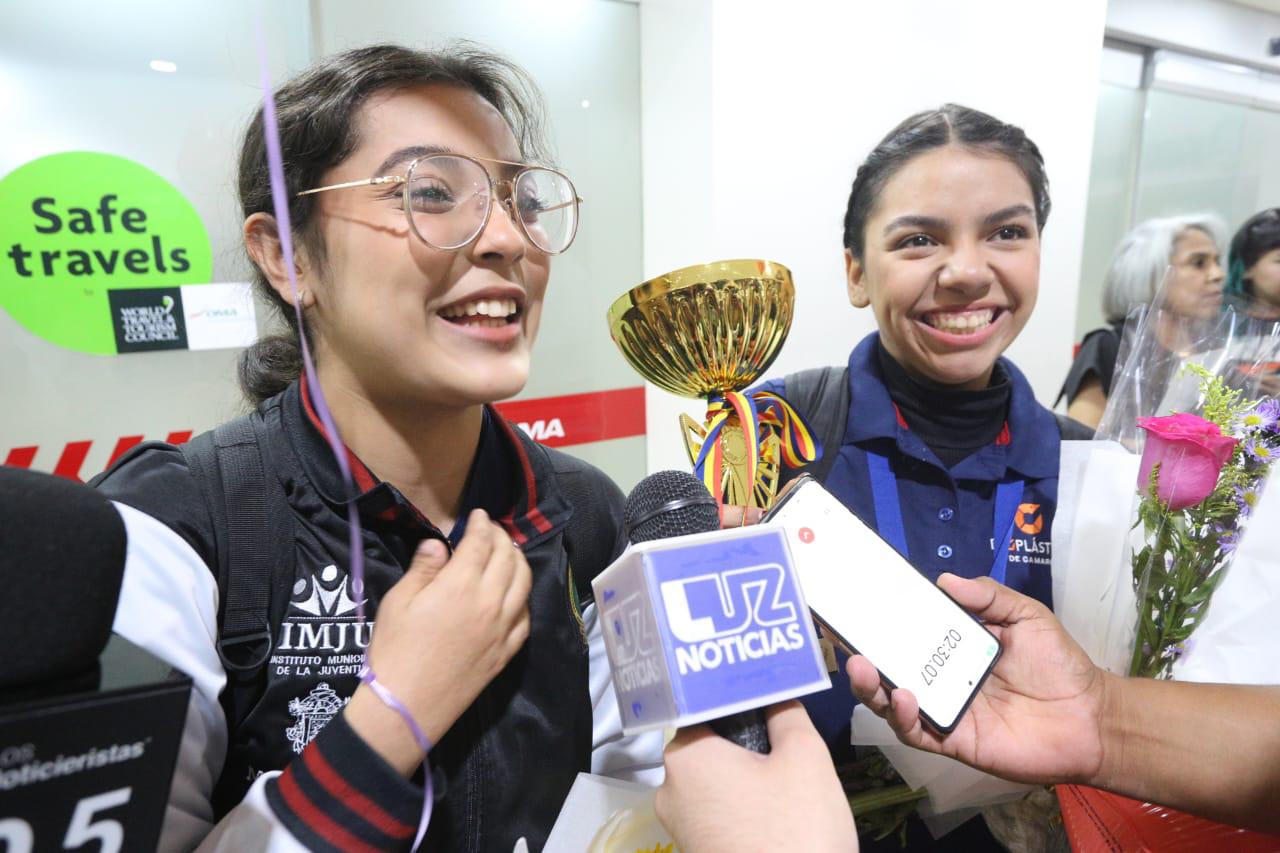 $!Llegan a Mazatlán las estudiantes ganadoras del oro en Rumania