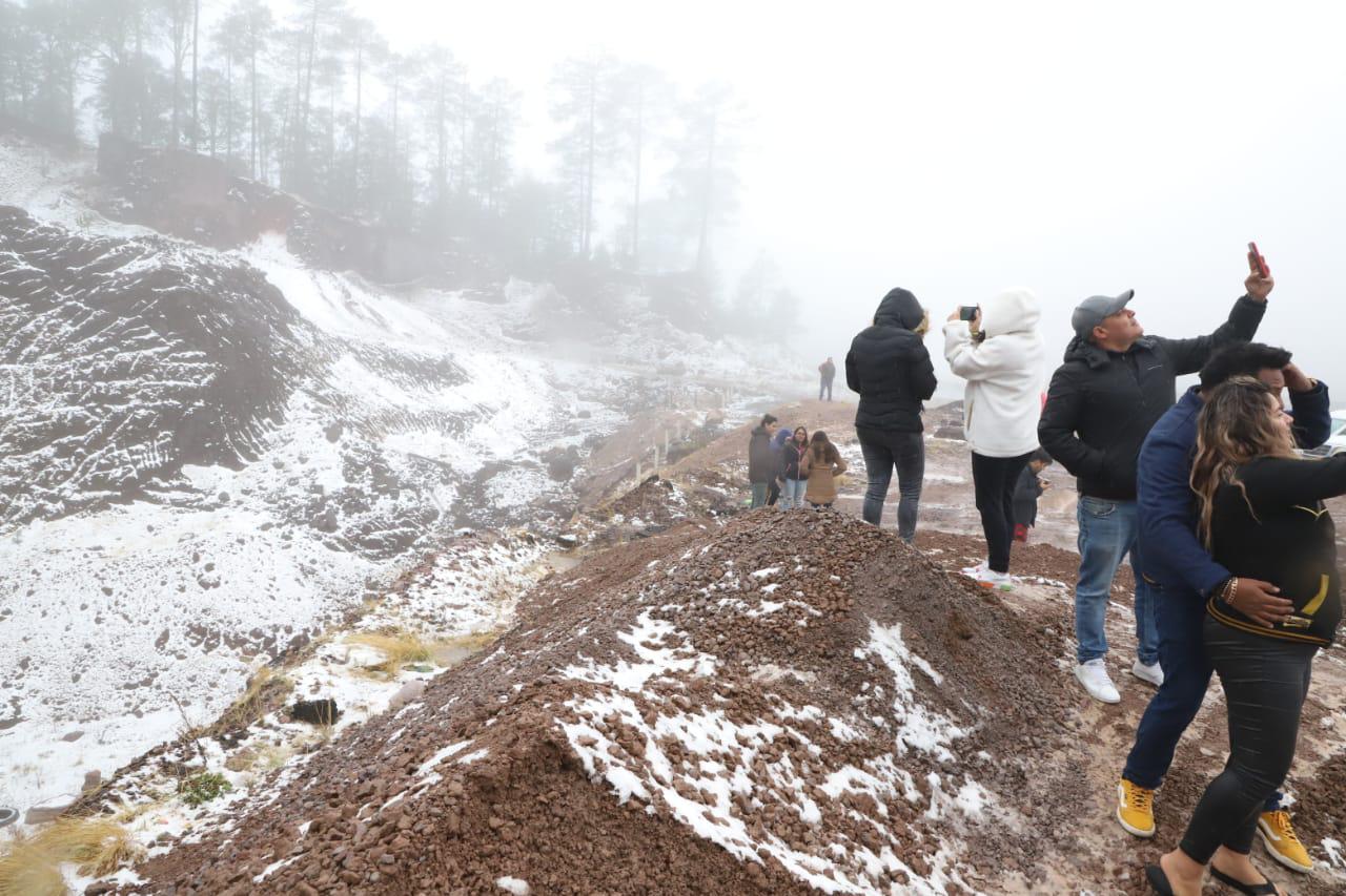 $!Nieva en Durango y las familias acuden a disfrutar del espectáculo