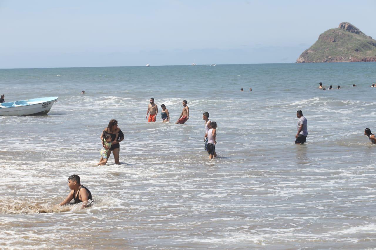 $!Colocan banderas amarillas en playas por aumento de oleaje; piden a bañistas no ir mar adentro